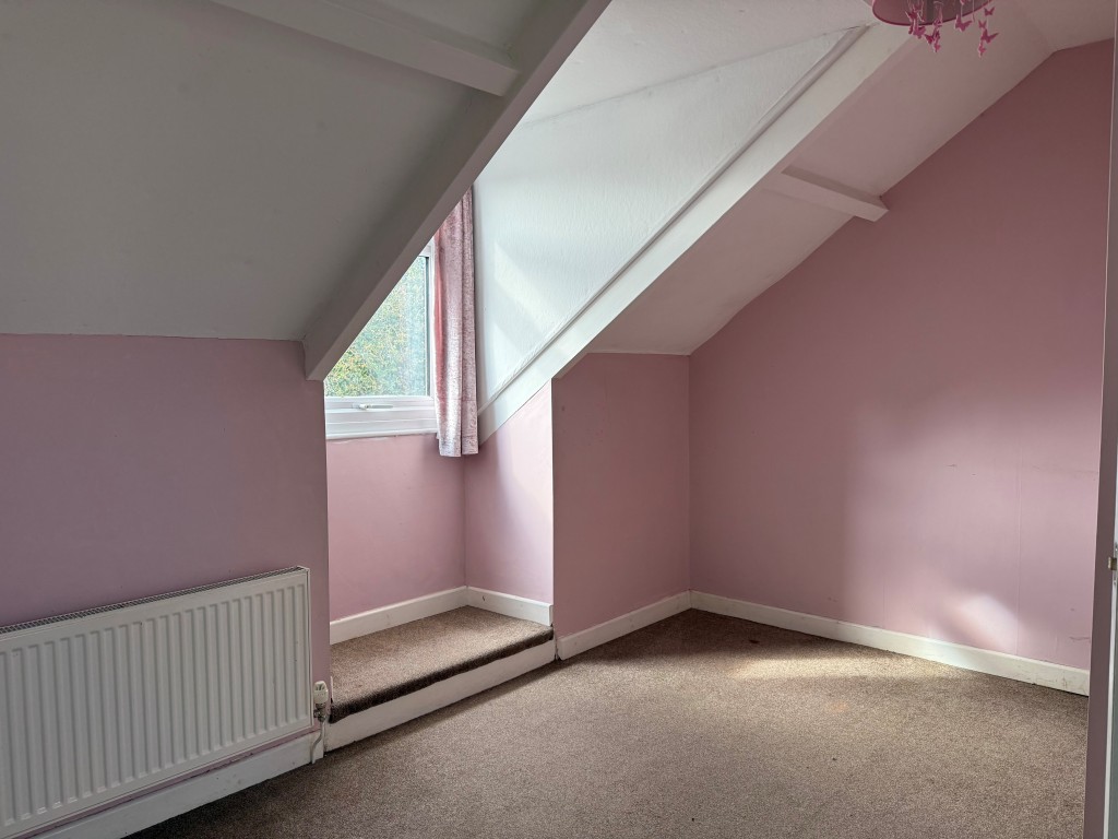 Lot: 91 - THREE STOREY TERRACED HOUSE WITH GARAGE, CLOSE TO TOWN CENTRE - Bedroom second floor